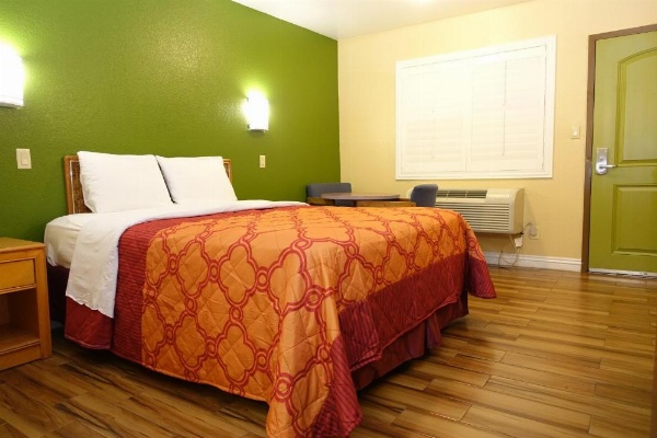 Tropic Lodge image 13