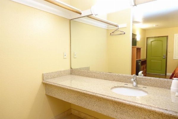 Tropic Lodge image 17